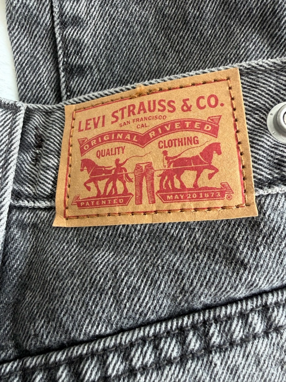 Levi's® Women's Cinch Barrel Jeans - Picture 4 of 11